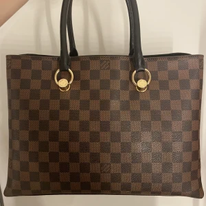 Luis vuitton väska - Väskan är köpt för 2500kr rymmer väldigt mycket har små skador vid intresse så är det bara att höra av sig❤️priset kan även disskuteras
