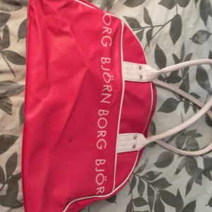 Rosa björn borg väska - Den har inte använts på länge men är i gott skick.