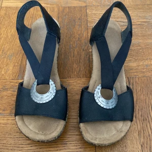 Klackskor/sandaler - Fina rieker sandaler med klack i storlek 38. Köpta för 550kr
