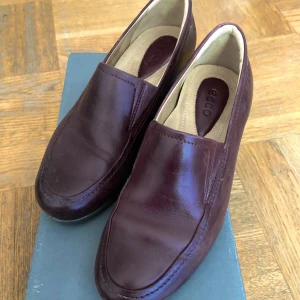 Ecco skor av äkta läder - Sköna ecco skor i bra skick av äkta läder! Storlek 36, använda bara ett par gånger