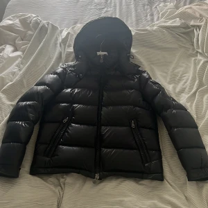 Moncler maya - Tja säljer nu denna as fräscha maya jackan i toppen skick, vid köp får man med kvitto,tags,galje och påse skicket på jackan är en 9/10 utan flaws därav priset!