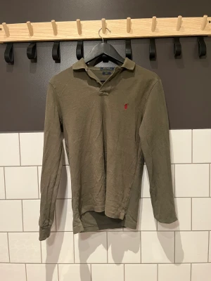 Långärmad Ralph Lauren Piké  - Långärmad Ralph Lauren piké med inga defekter, Storlek S. Nypris 1000-1200 kr, vårt pris 249 kr!