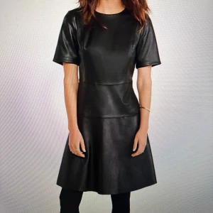 Ann Taylor läder klänning - Fake läder. Helt ny klänning i läder material med prislapp kvar. Orginalpris 2422kr. Strl 4 (motsvarar strl S). Så fint till hösten! Bilderna är från hemsidan💓