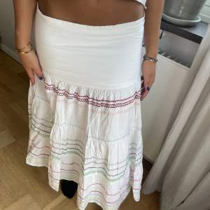 så fin vit kjol från Twist&Tango, storlek M men passar en S också, lite kortare modell och går att ha som klänning, perfekt utomlands eller till sommaren🤍