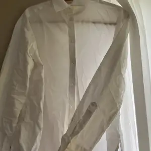 En helt vanlig vit skjorta. Aldrig använd i storlek xs.
