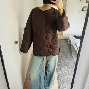 Jacka - Asnajs  tunn dunjacka från bikbok, storlek xs men väldigt oversized!! Endast använd en gång! Köpt för 700kr😊😊😊