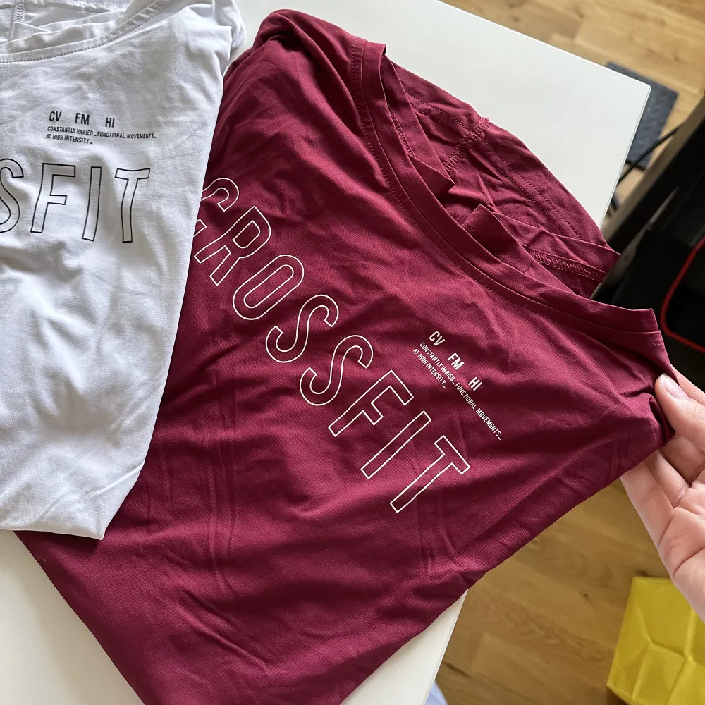 2st tränings T-shirts från Reebok Crossfit! Exakt likadana bara olika färg. Sparsamt använda och fräscha! 50kr/ st. Hoodies.