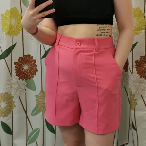 Rosa shorts junkyard S - Ett par rosa lite längre shorts från junkyard i storlek S. Resår bak så väldigt bekväma! 