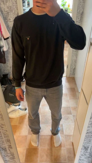 Gant tröja  - En sweatshirt i storlek L men sitter bra på mig som har medium 