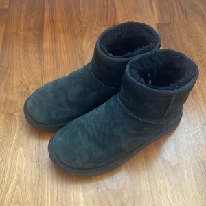 svarta uggs!!!  - säljer mina uggs för bara 850 sek då jag inte använder dom så mycket längre, dom är lite smutsiga men annars ser ut som nya. kan tänka mig att byta mot ett par gråa eller bruna! ❤️