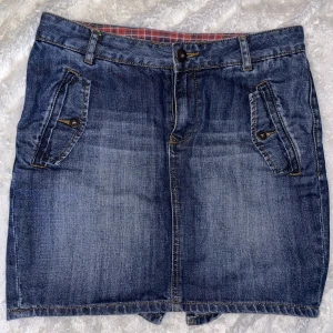 Peak Performance jeanskjol  - Finaste low waist jeanskjolen från Peak Performance, perfekt längd - inte för lång inte för kort. Super fint nu till hösten med ett par tights och tjocktröja!! Passar bra till 36/38 eller S-M.  Köp gärna genom Instabox ~ smidigast för mig och dig ♡ 