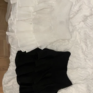 Volang kjolar - Säljer dessa super söta volangkjolar! Perfekta till sommaren men oxå till hösten med typ ett par strumpbyxor till! Skriv om intresserad❤️ köparen står för frakten🥰 55kr styck men om ni köper båda får ni d för 100kr