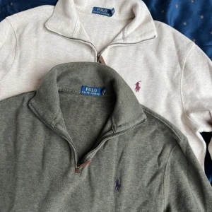 2x Ralph Lauren Halfzip - Tjena! Säljer nu dessa halfzips från ralph lauren. (Säljer bara båda i pack) Nypris 2000kr per tröja. Skick 9/10. Kontakta mig vid eventuella frågor eller prisförslag!😁👍