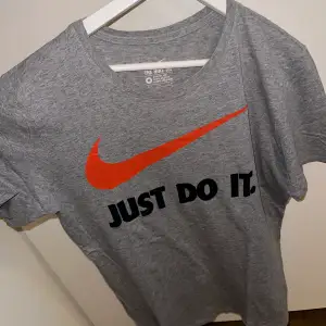 Tisha från Nike med tryck! Strl M & true to size. Sportig tröja som jag använt nån enstaka gång!