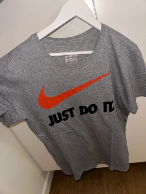 Nike t-shirt - Tisha från Nike med tryck! Strl M & true to size. Sportig tröja som jag använt nån enstaka gång!