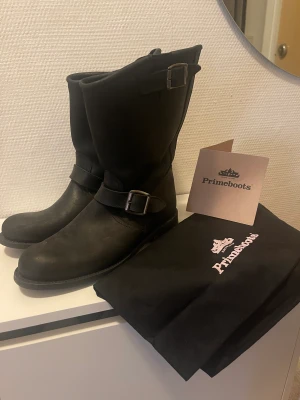 Prime Boots - Nästan helt oanvända Prime boots låga svarta. Jätte fina, tillhörande dustbag ingår.