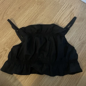 Topp - En svart topp i bra skick🌸 Kommer inte till användning då den är lite stor💕