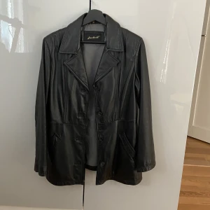 Äkta skinnjacka  - Äkta skinnjacka i storlek 38