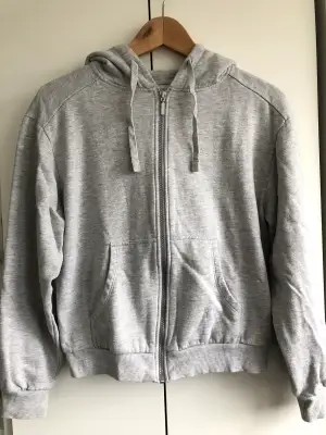 Grå zip-hoodie från Cubus. Storlek XS. Oanvänd. Nypris 400kr. 