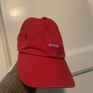 Röd keps från chimi - Jättesnygg röd keps från chimi! Nyskick. Säljer för 130kr!