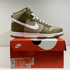 Dunk high 43 - Säljer mina dunk high i storlek 43.  Väldigt bra skick och använda fåtal gånger. Säljs då jag växt ur dom. Skick: 9/10 Köpta på size? Stockholm.