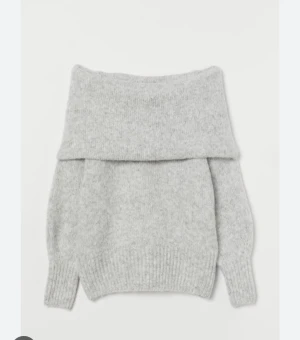 Stickad off shoulder - Säljer denna skit snygga off shoulder stickad tröjan i ett mycket bra skick! Passar perfekt till hösten🫶🏽