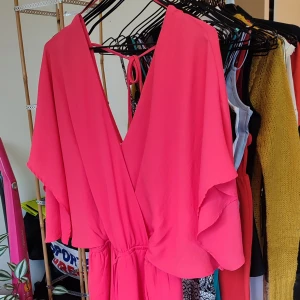 Korall röd byxdress från Gina 😍 - I använt skick, storlek 34 (xs/s) Är inte tight i storleken så passar 36 kanske även 38 också 🙏 Har små fickor på sidorna 🙌 Luftig och fin på sommaren ☀️🥳