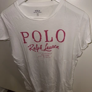 T-shirt med tryck - Vit tisha från Ralph Lauren med märkesnamnet tryckt i rosa. True to size! Fint skick
