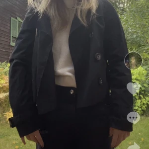 Trenchcoat  - Intressekoll på denna korta trenchcoaten.  