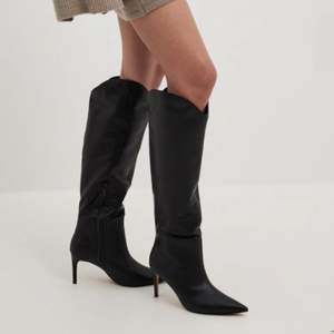 Svarta boots från Lojsan Wallins kollektion för NA-KD. Storlek 39! Använda få gånger och är i nyskick🖤