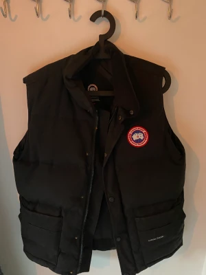 Canada goose vest  - Hej säljer nu min canada goose jacka då jsg rensar och tyckte den var för stor för mig.