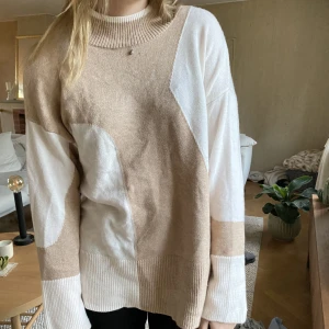 Stickad tröja - Fin stickad unik tröja som passar bra nu till hösten. Har inte kommit till användning vid något tillfälle och när då i ny skick. Hör av er!