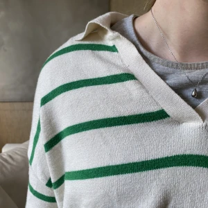 Randig stickad - Grön och vit randig finstickad tröja som aldrig kommit till användning 
