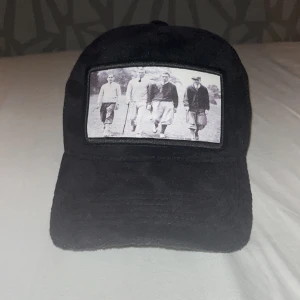 Velvet keps - Säljer då jag inte andvänder längre. Ganska bra skick 7/10 Ny pris 550kr