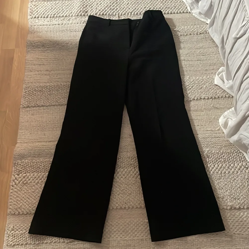 säljer dessa svarta kostymbyxor från wera i strl 38, då de inte kommer till användning och är för korta för mig nu. sparsamt använda, lite noppriga vid midjan, se bild 3. 💕. Jeans & Byxor.