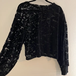 Svart spets blus - Långärmad blus i spets. Den är i nystick