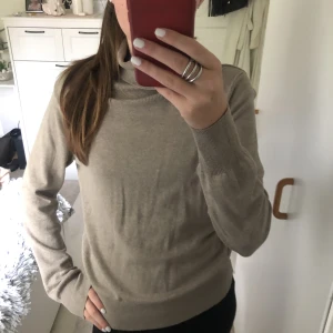 Stickad polotröja  - Beige stickad polotröja från hm som är jättefin till hösten😍