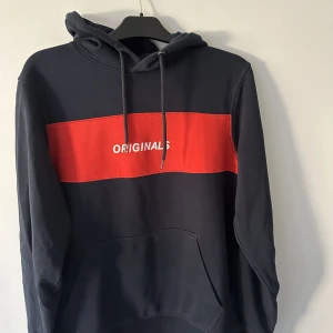 Hoodie Jack & jones - Hoodie från Jack & Jones i mycket fint skick! Köpt för 399kr och säljes för 50kr⭐️