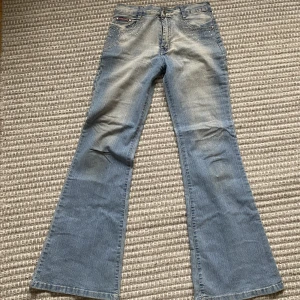 låidjade bootcut jeans - Säljer dessa superfina jeans med coola rhinestone detaljer❤️‍🔥 De är tyvärr för små för mig så därför kan jag ej visa på🤍 Innerbenslängden; 75cm Midjemått; 35cm 🌟