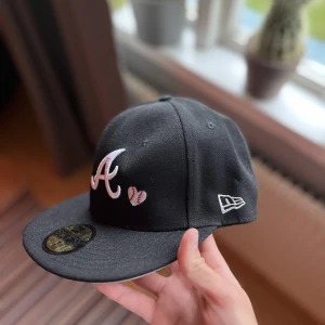 Fitted Cap - Fitted Cap. Helt ny men har defekt pga frakt. Syns på bilden! Därför säljer jag den billigt!