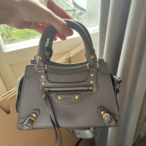 Balenciaga väska - Köpt hos nk för 1 år sen, varsamt använd, dust bag ingår! Köpt för 16999 kr. Har möjlighet att skicka den, men även att möttas upp i göteborgsområdet. Kvitto finns även. Skriv om de finns några fler frågor.