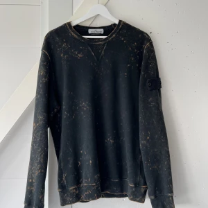 Stone island -  Stone island off dye ovd treatment crewneck Unik och limiterad design som knappt går att få tag på Strl m Otroligt bra skick, 9/10 Bud 1799  Bin 2k 