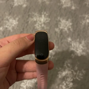Smart watch - En smart klocka som båda räknar steg, puls, hjärtklappning, hur många kilometer du gått/sprungit, kalorier Den har även en app man kan koppla till klockan. Man får till laddare till den.