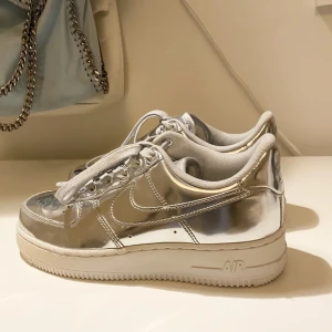 Nike silver chrome air force  - Utsålda jätte coola air force som återsäljs för ca 3000 kr❤️Endast testade och helt i nyskick, säljer för 1000 kr då de inte är min stil❤️