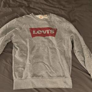 Levis tröja grå den använd några få gånger skrynklig eftersom den legat i en byrålåda den är i bra skick och skön pass form 