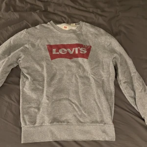 Levis tröja  - Levis tröja grå den använd några få gånger skrynklig eftersom den legat i en byrålåda den är i bra skick och skön pass form 