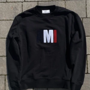 AMI sweater - Tjena! Säljer nu denna skit snygga sweatshirt från Ami Paris.  Skick 10/10 inga defekter. Pris i butik 3000kr mitt pris 1600kr Kontakta mig vid frågor eller eventuella prisförslag!😁