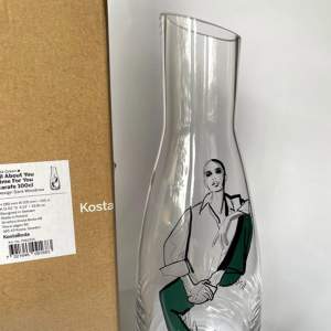 Karaff, vattenglas samt champagneglas (i duo) från Kosta-Boda! 
