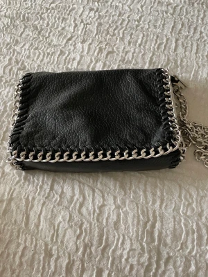 Tiamo pricilla väska storlek M  - Säljer min Tiamo väska i modellen pricilla storlek M, i gott skick förutom att en av detaljerna har tappat lite färg