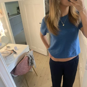 så fin stickad t-shirt - Säljer denna jättenajs blåa stickade t-shirten! färgen är såå fin! Märket är ”Nina patrick” 🔥🔥Använd gärna köp nu funktionen!